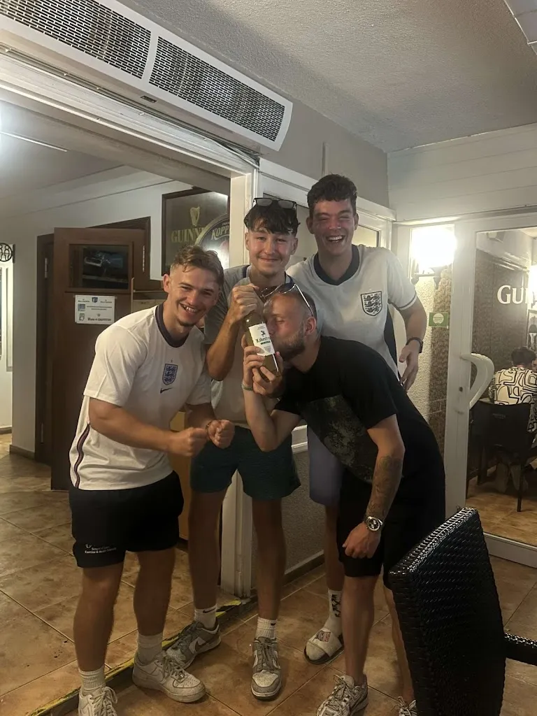 whimsical_bush_Rose And Crown Cala Millor_Sant Llorenç des Cardassar_review