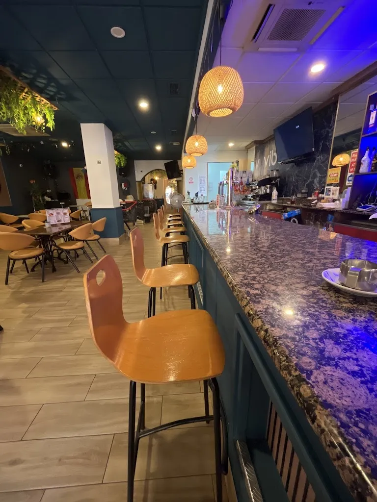 Sherralin Ballard_Vibe Cafe Bar_Catral_recensione