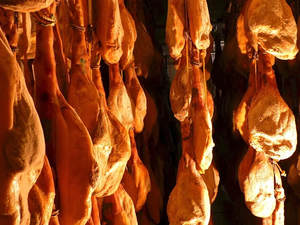 Jamones Artesanos "El Gorrilla" restaurant in Campillo de Arenas