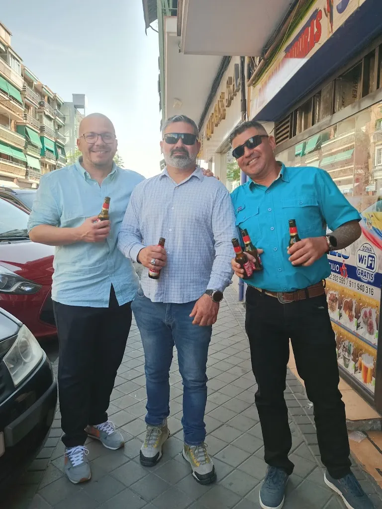 Reinaldo Lanz_BAR CAFETERÍA ECUAHONDURAS_Escañuela_review