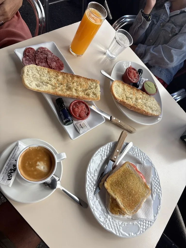 DESAYUNOS MORAGA restaurant in Carolina La