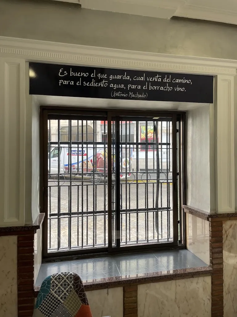 Sergio Megias_Bar La Esquina_Ibros_review