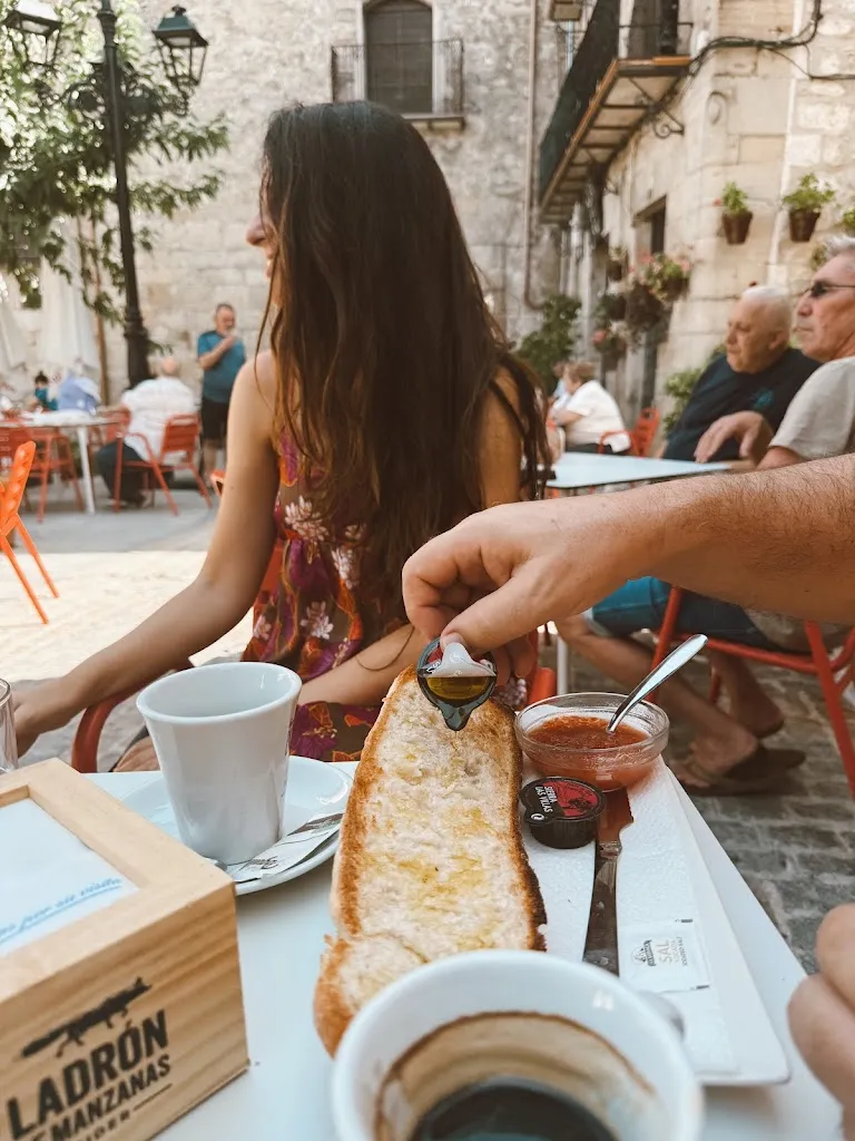 María Tornero Rodríguez_Café - Bar El Arco_Iznatoraf_recensione