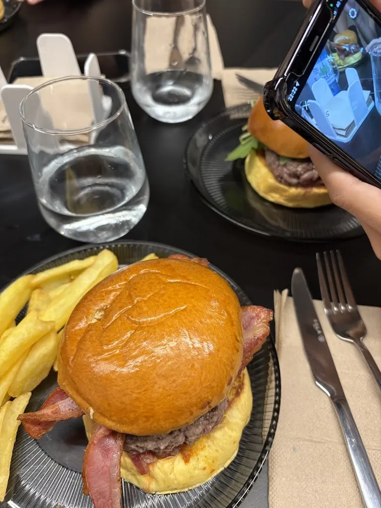 María Narváez Guerrero_Ritual Burger_Castalla_avis