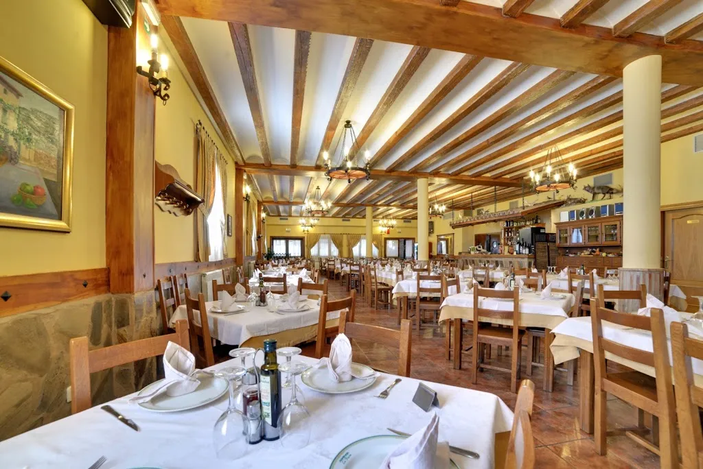 Bar Restaurante y Alojamiento La Parra restaurant in Aguilar del Río Alhama