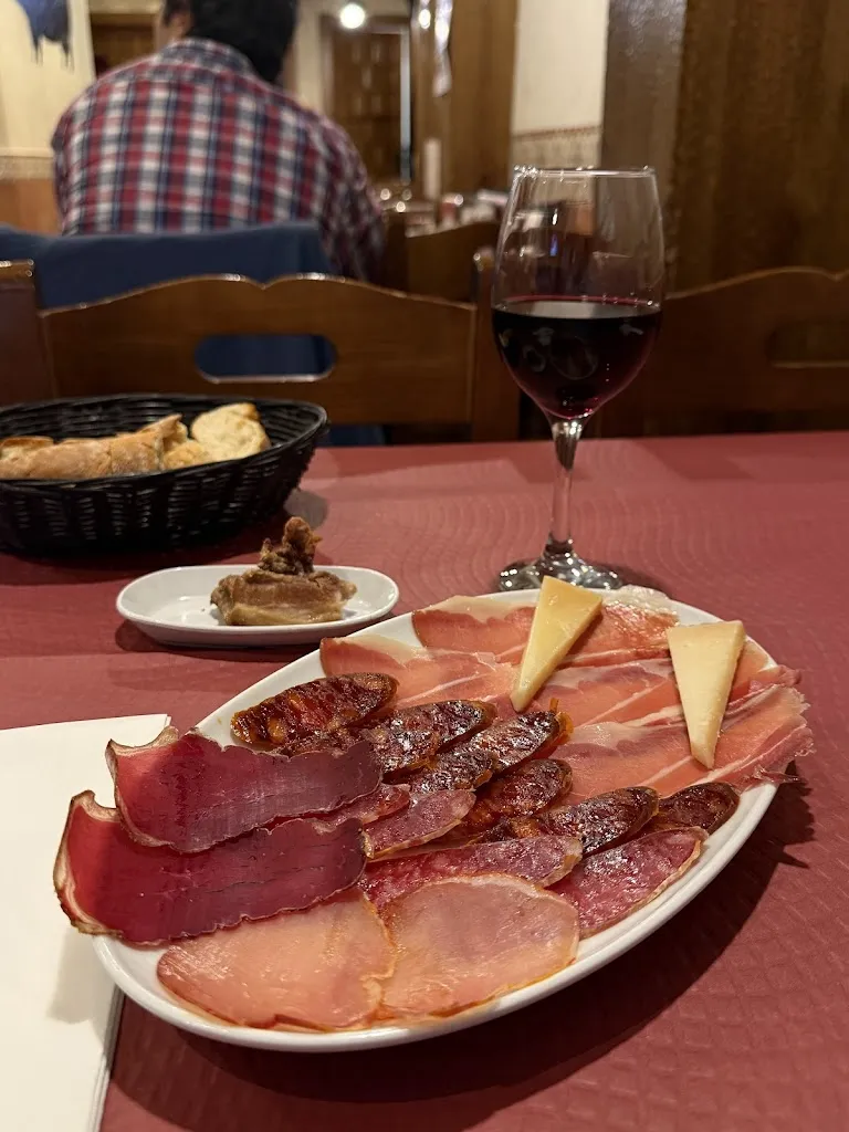 Mesón Jamonero_Arenzana de Abajo_slider_image_2