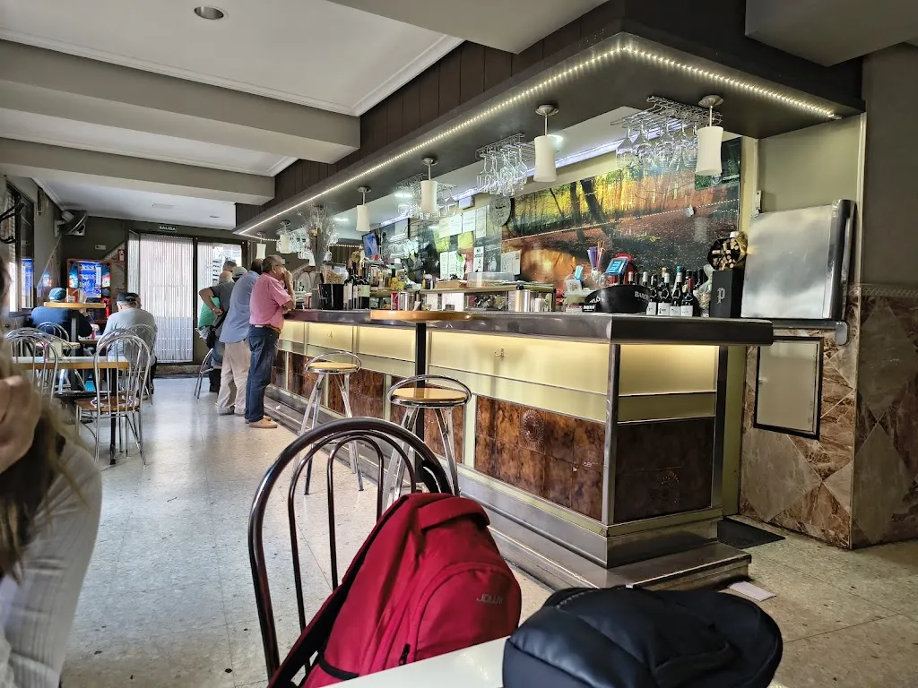 Juan Pedro Tole Santi_Café Bar Sonia_Baños de Río Tobía_review