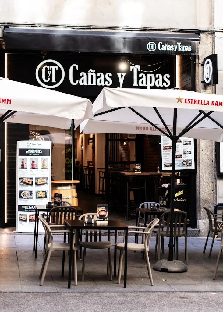 Cañas y Tapas restaurant in Cañas