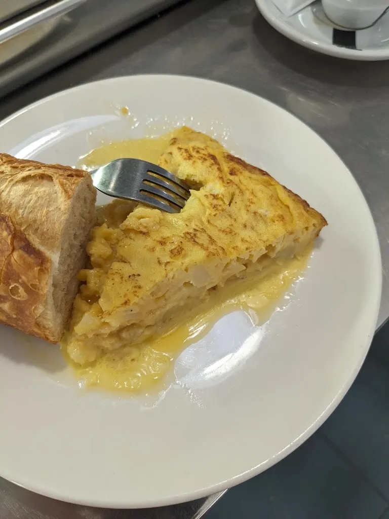 Borja Rodríguez Sáiz_Bar Avenida_Huércanos_review