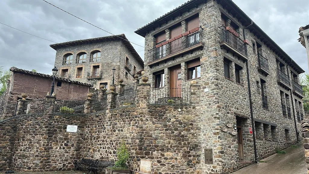 Apartamentos turísticos El Maguillo restaurant in Jalón de Cameros