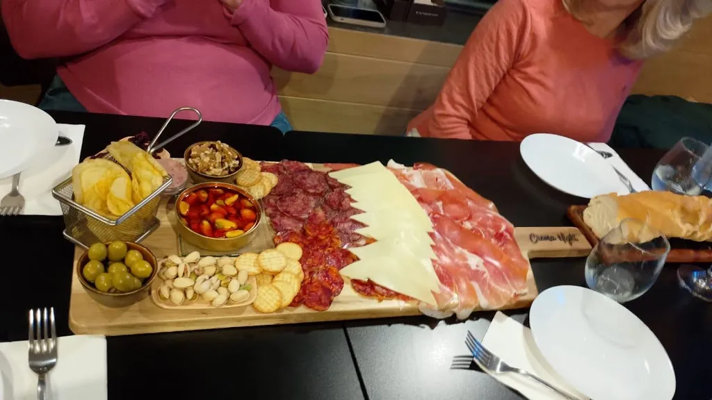 Victor Rodriguez_Cafetería Crema Night_Lardero_review