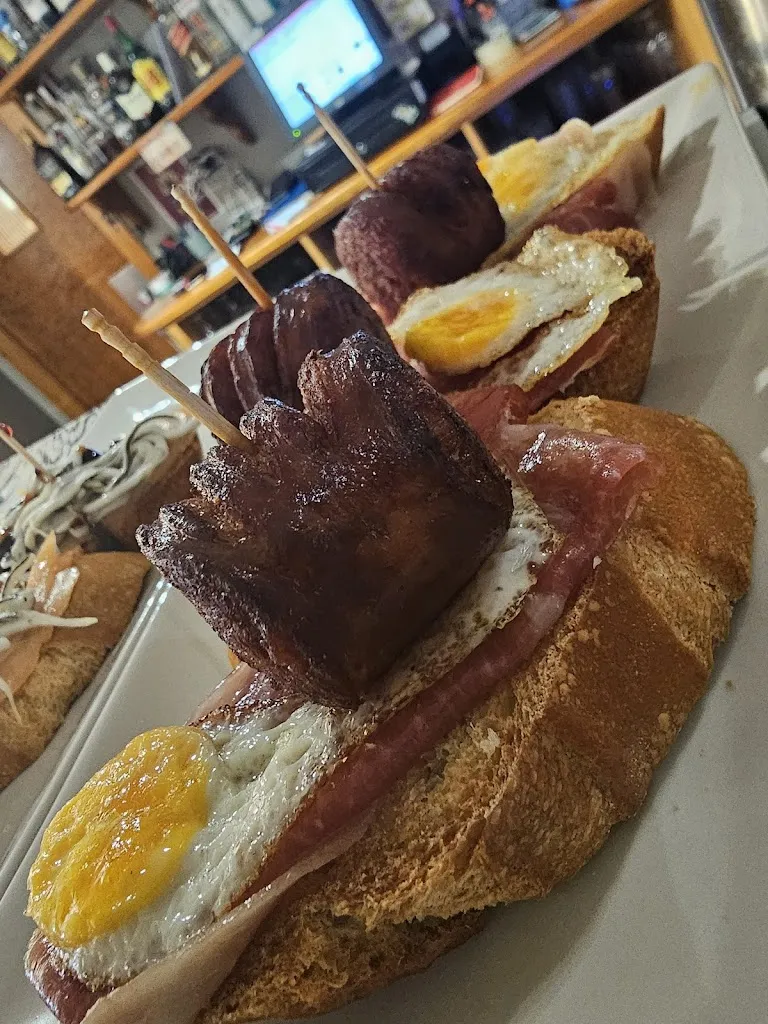 Bar Trovador del peruano en tanga ☺️_Pradejón_slider_image_1