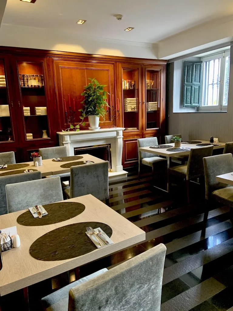 Moade Khan_Antigua Embajada_Antigua_review