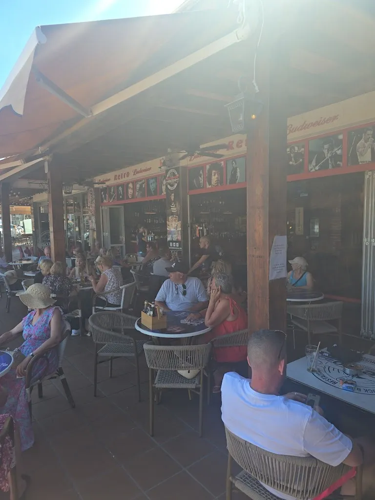 Jade Neave_Retro Bar & Restaurant_Corralejo_review