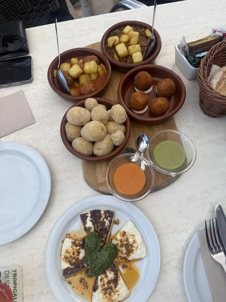 Nina Repic_Los-Amigos Cafe Bar_Costa Teguise_review
