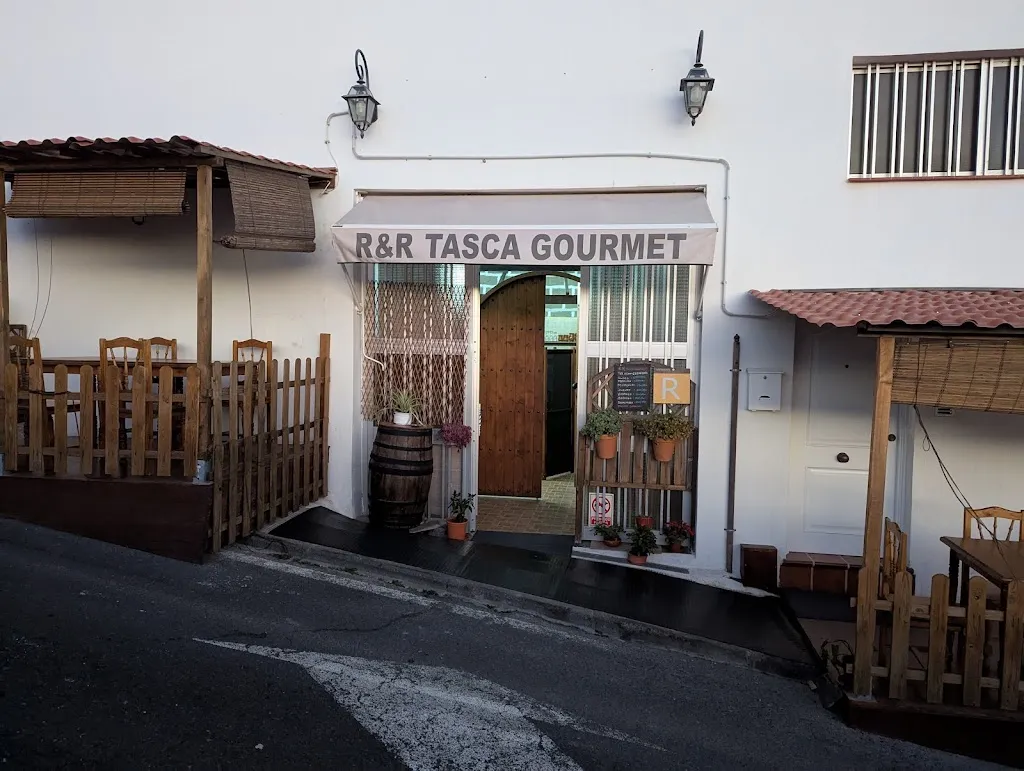 R&R Tasca Gourmet restaurant in Lomo de Arico