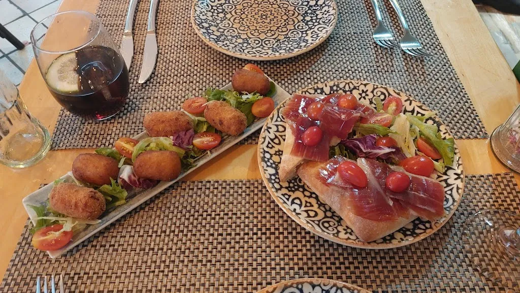 Gregor Hall_Capitan Hook  Puerto de Mogan - Gran Canaria_Mogán_review