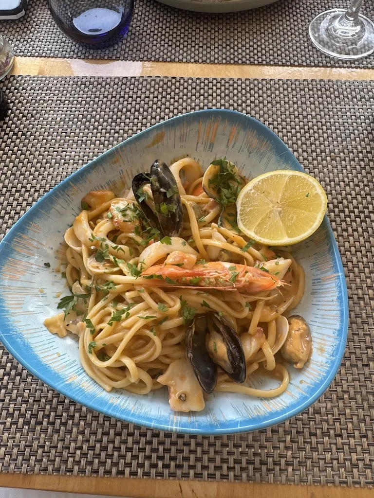 Holly Barron_Capitan Hook  Puerto de Mogan - Gran Canaria_Mogán_review