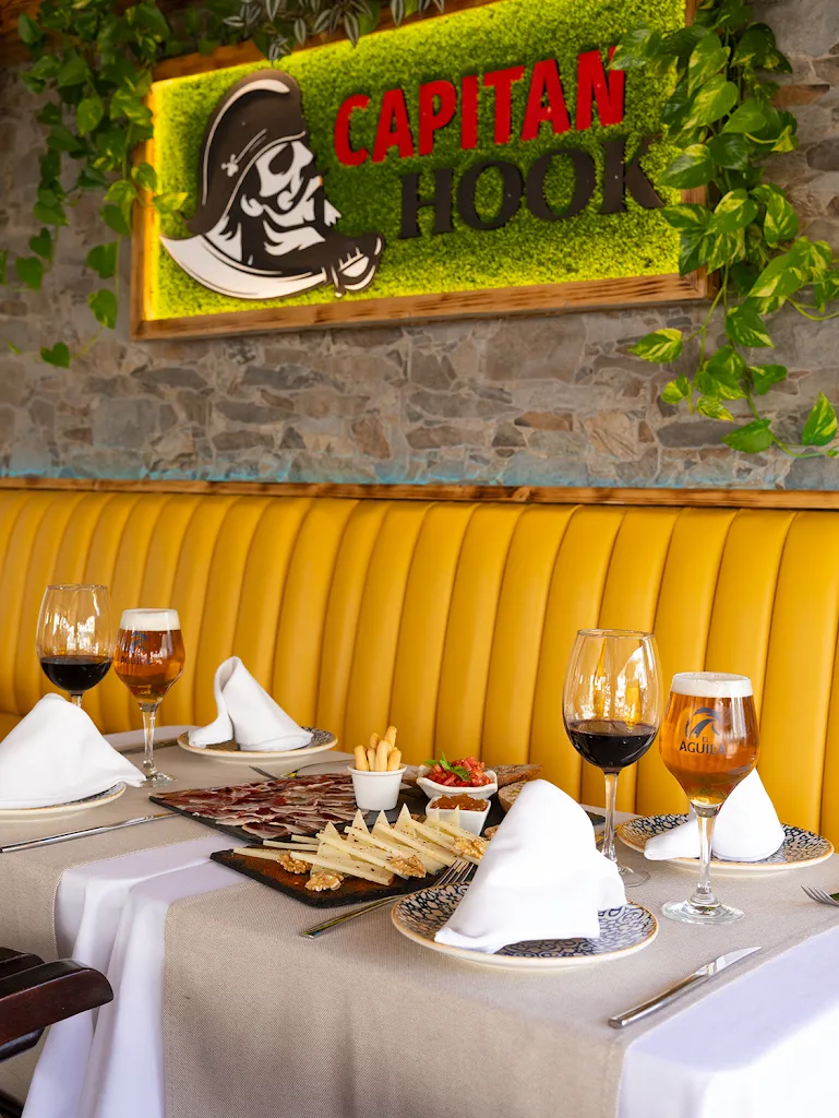 Capitan Hook  Puerto de Mogan - Gran Canaria_Mogán_slider_image_3