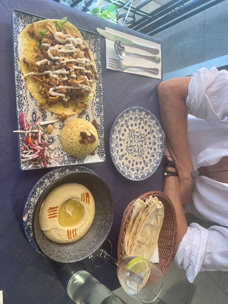 Esben Thomsen_Al Bek_Mogán_review