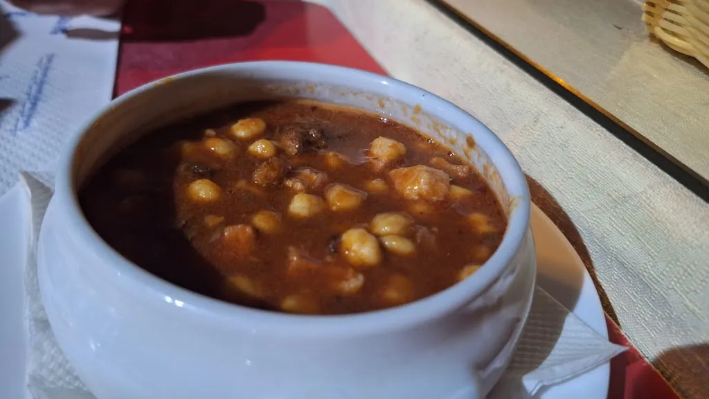 Andrea Silva_Tasca Juanito_Los Gigantes_review