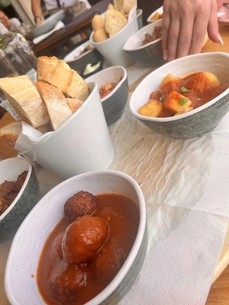 Reiss Adams_Friends Lounge Bar & Restaurant_Playa de las Américas_review