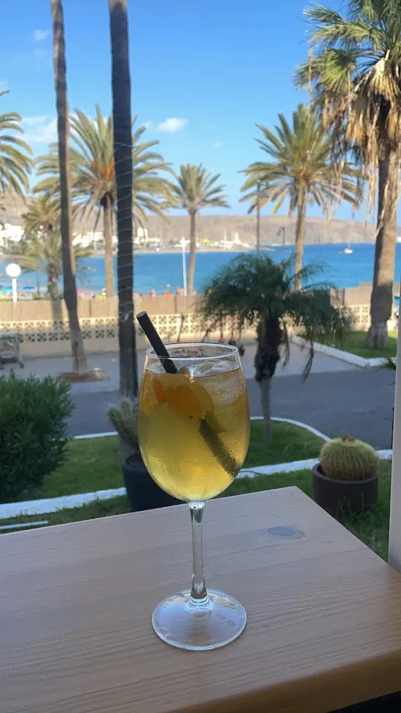 Suzanne Scott_Friends Lounge Bar & Restaurant_Playa de las Américas_review
