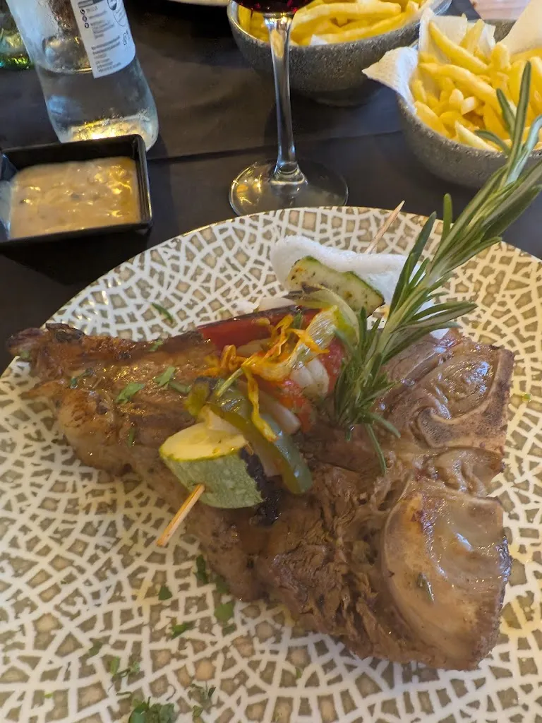 Andrew Byrne_Friends Lounge Bar & Restaurant_Playa de las Américas_review