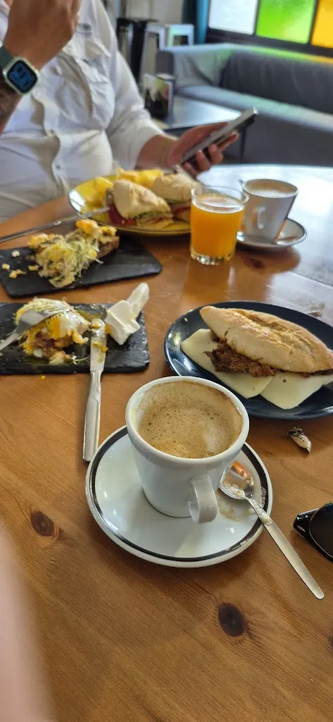 Blanca Mendoza_Recuerdos Cafe & Lounge_Sauzal_review