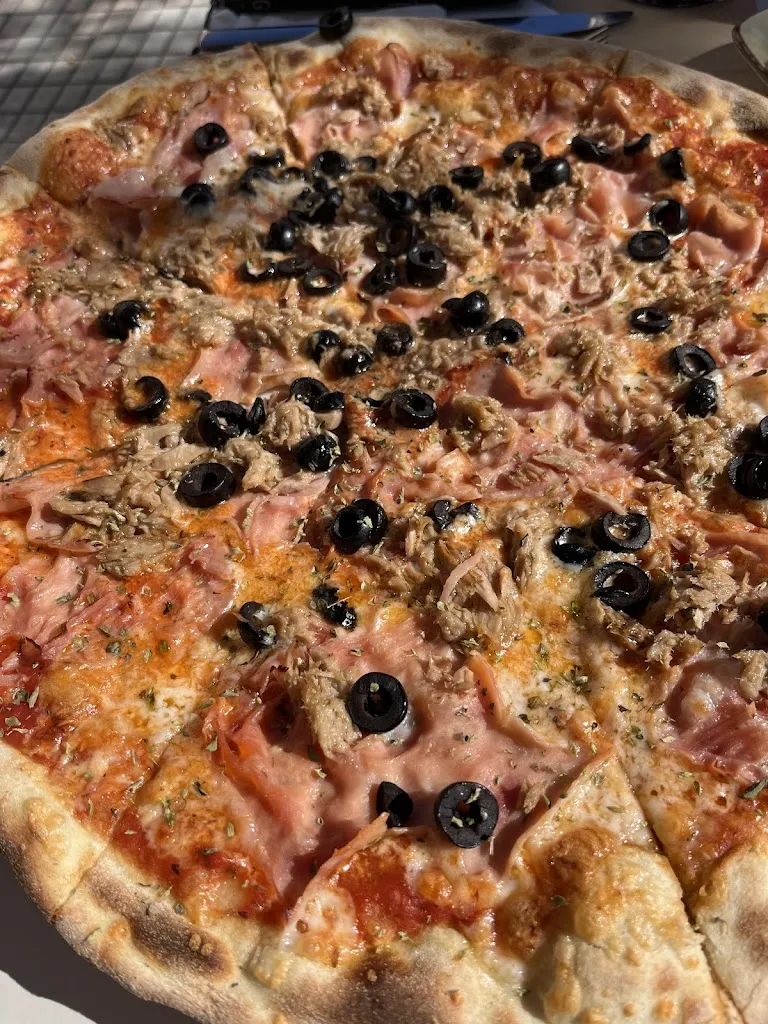 Neus Escruela_Bar Tuscany Pizzeria_Sauzal_review