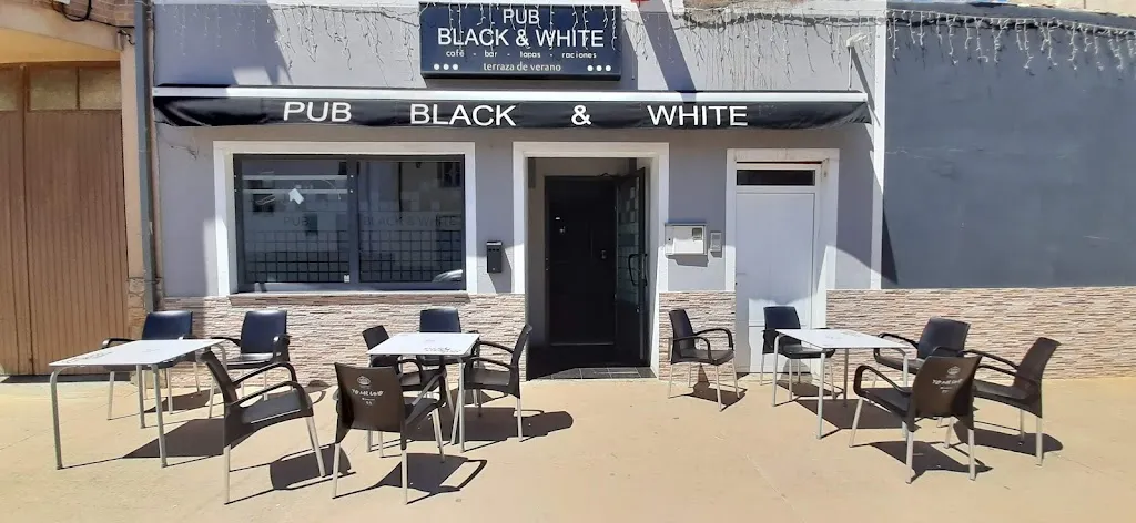 Pub Black & White restaurant in Alija del Infantado