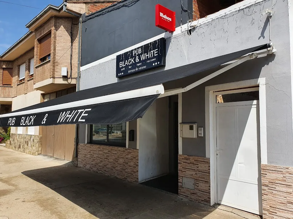 Pub Black & White_Alija del Infantado_slider_image_2