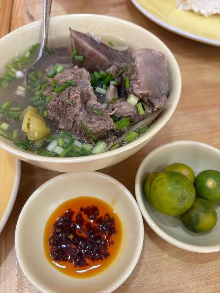 LOLA LUCINA RESTAURANT_Almanza_slider_image_2