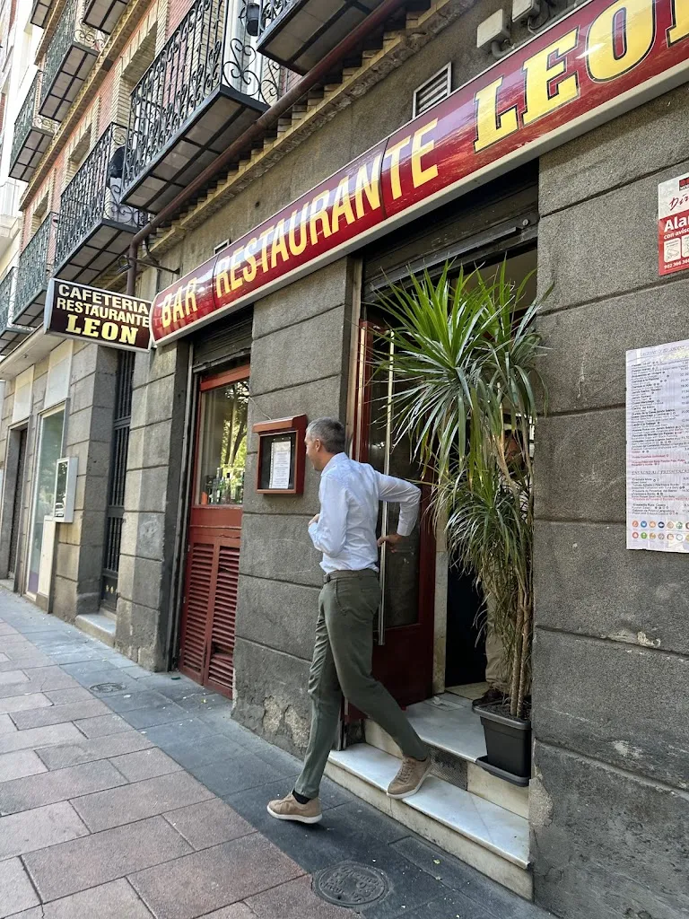 Bar Restaurant León restaurant in Barrios de Luna Los