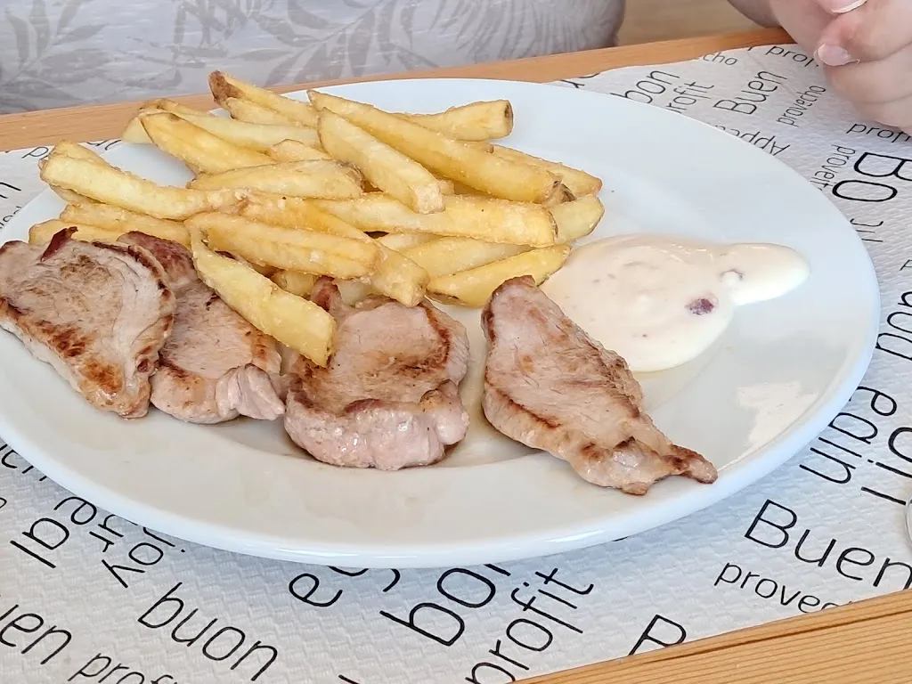 Bar Restaurante del Club Náutico Mirantes de Luna restaurant in Barrios de Luna Los