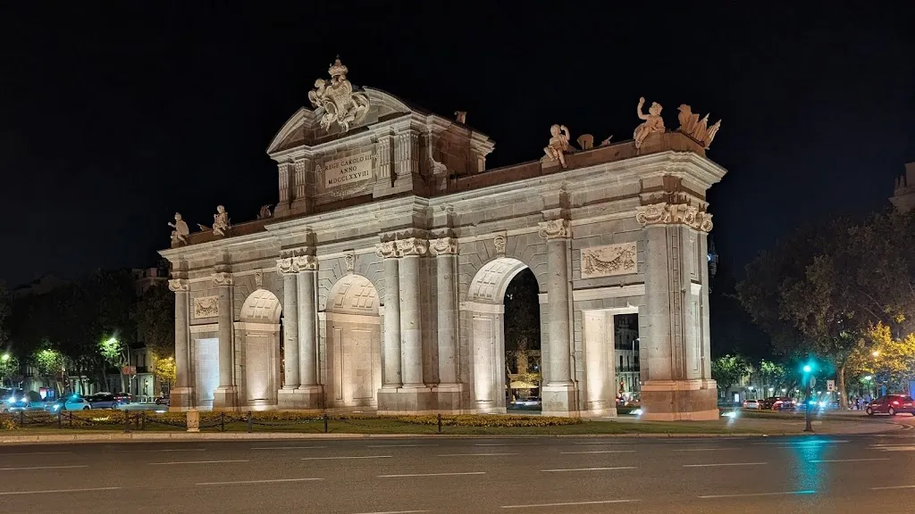 G D _BAKAN MADRID_Barrios de Luna Los_review