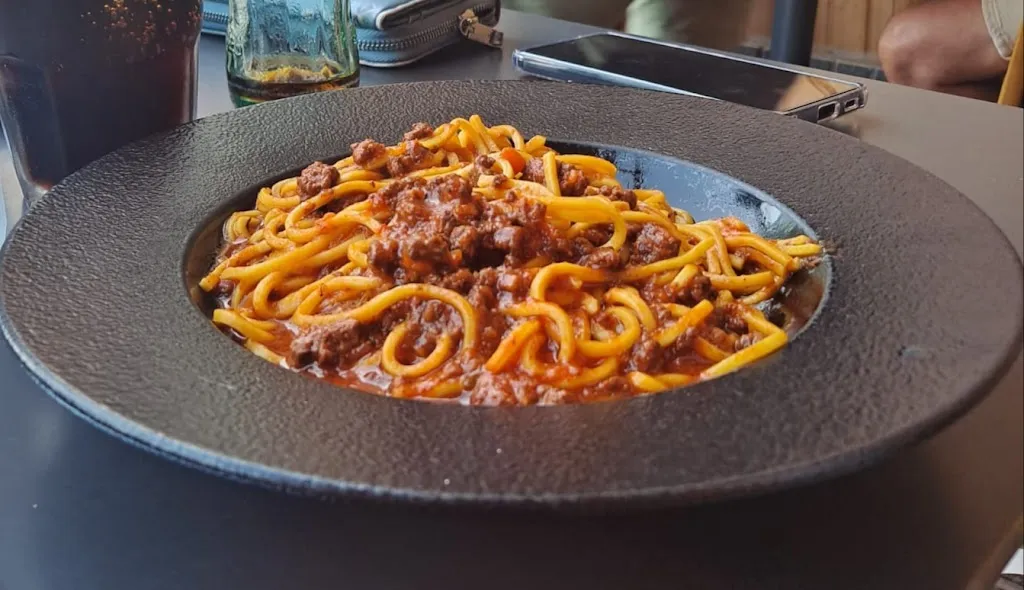 Julie Hansen_A Roma Il Mondo De La Pizza_Vecindario_review