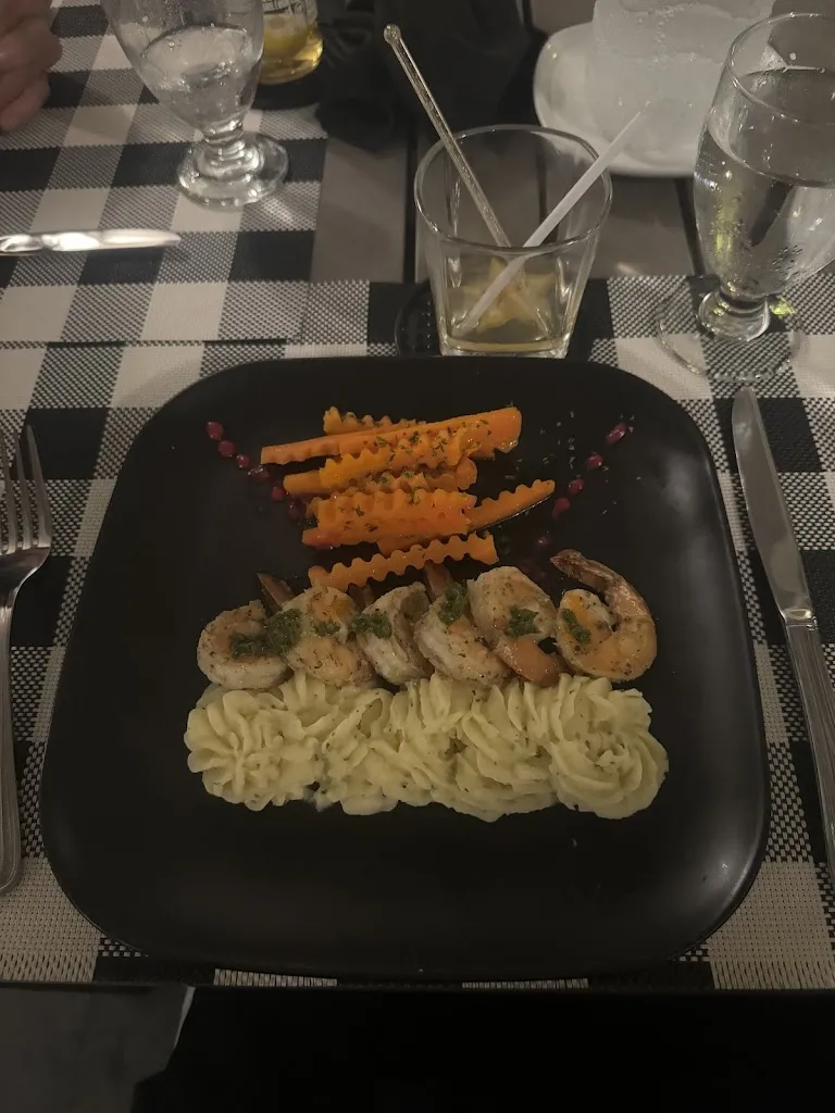 Sam Foreman_The Fox House Bar & Restaurant_Antigua La_review