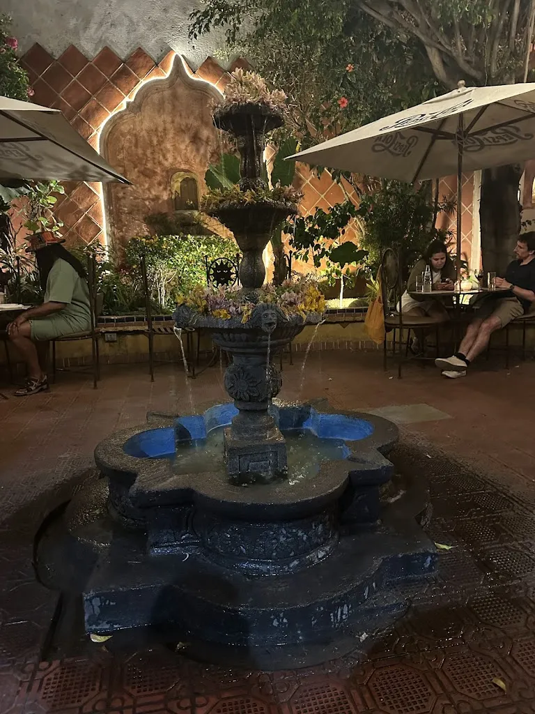 Gabriela Mackiw_Las Antorchas_Antigua La_review