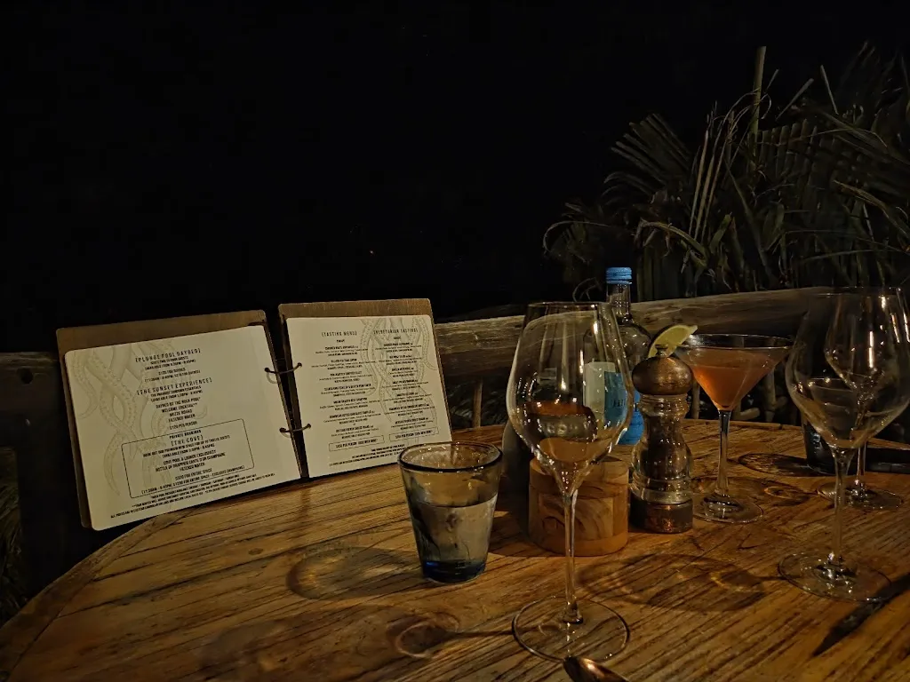 Tomasz Jankowski_Sheer Rocks_Antigua La_review