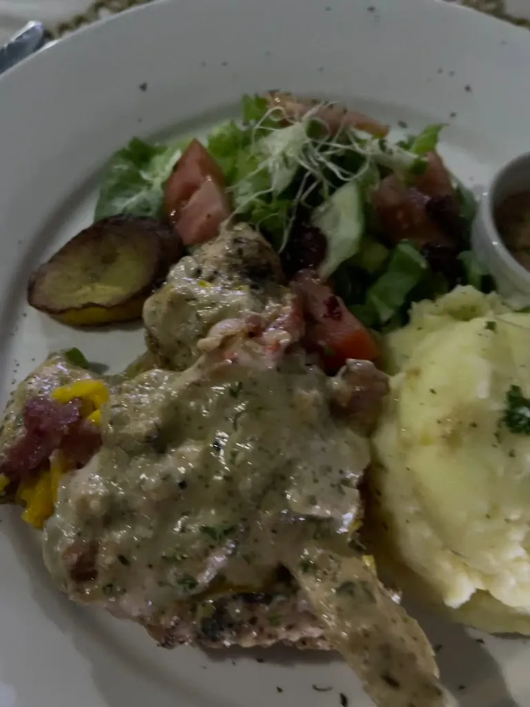 Condacey Samuel_Stickz Bar and Restaurant_Antigua La_recensione