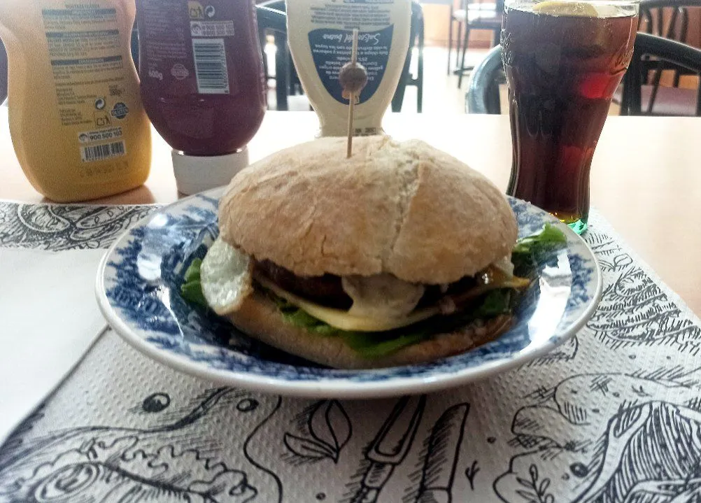 Loic Molinete_BURGER POTY'S BAR_Bembibre_review