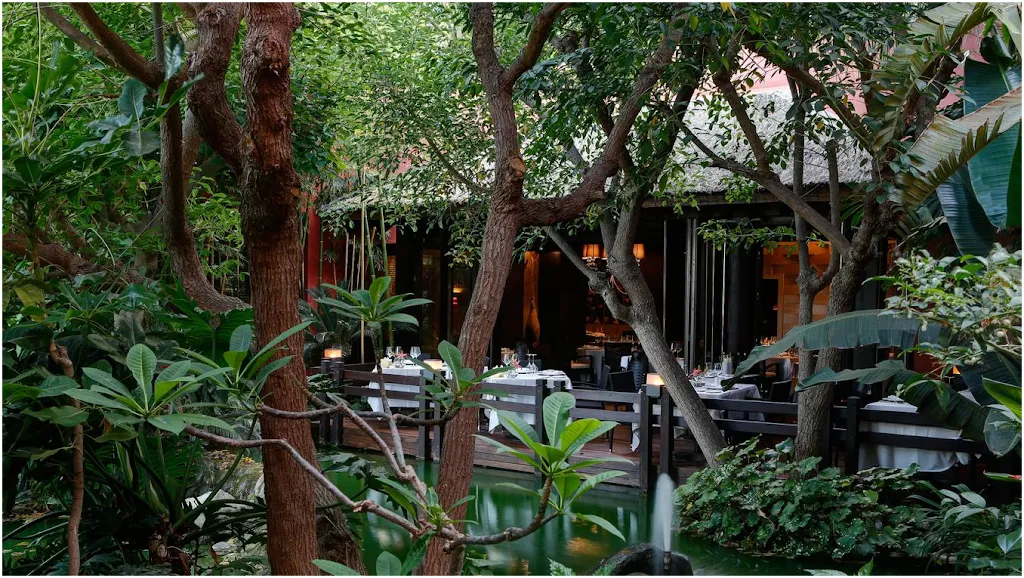 In Black_Finestrat_slider_image_3