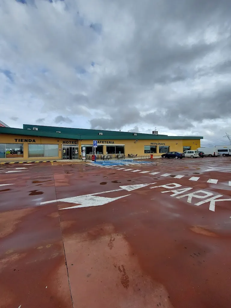 Анатолий Колода_Área de Servicio Castillo El Burgo._Burgo Ranero El_review