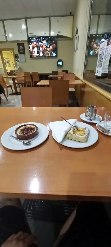 Stefan Filipovski_Station Service Entre Burgos et Leon_Burgo Ranero El_review