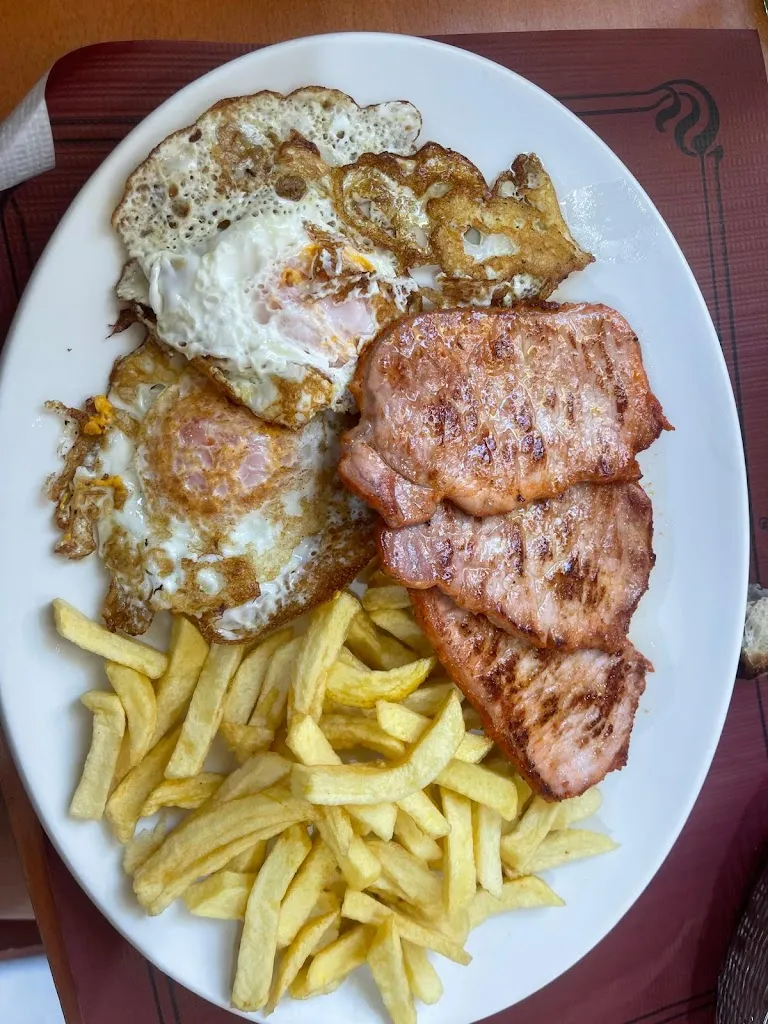 Raúl Núñez_Station Service Entre Burgos et Leon_Burgo Ranero El_review