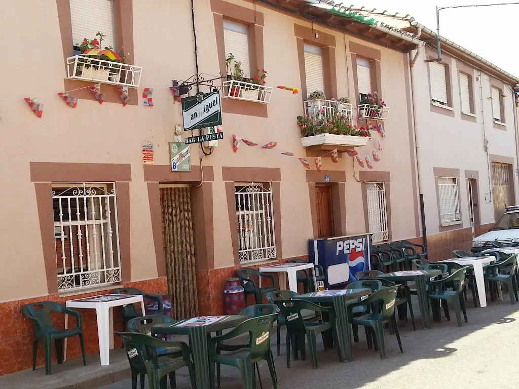 Bar La Pista_Campo de Villavidel_slider_image_1