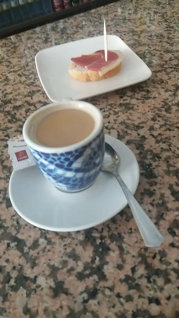 Chico Officials_Cafe Bar Avenida_Castrocontrigo_review