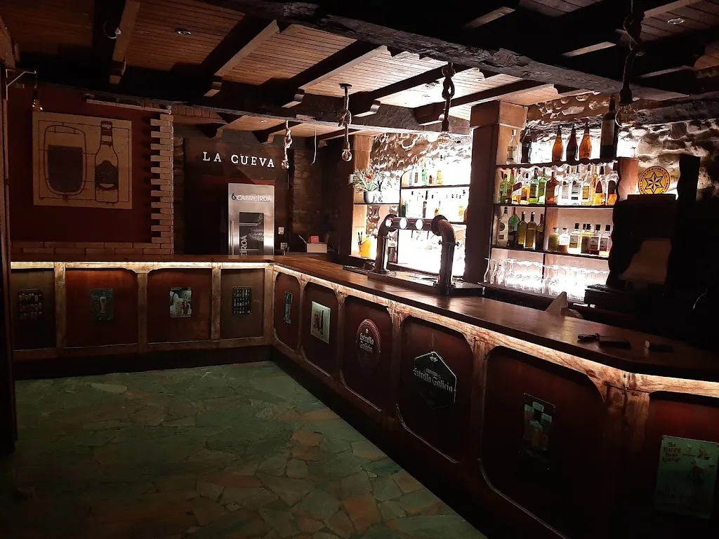Cerveceria La Cueva restaurant in Cacabelos
