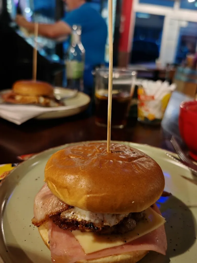 Cafetería Pizzeria Charlot_Cistierna_slider_image_1